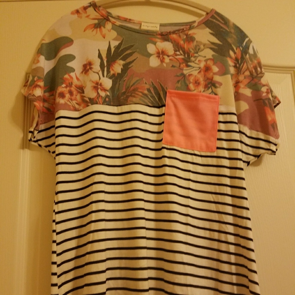 LAST ONE! Color-Block Top w/ Tropical Flowers ๐ - Picture 5 of 7